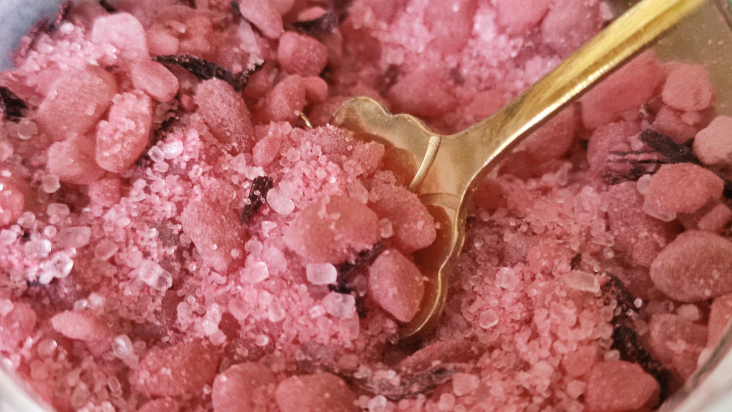 zoom sur les sels de bain rose et hibiscus