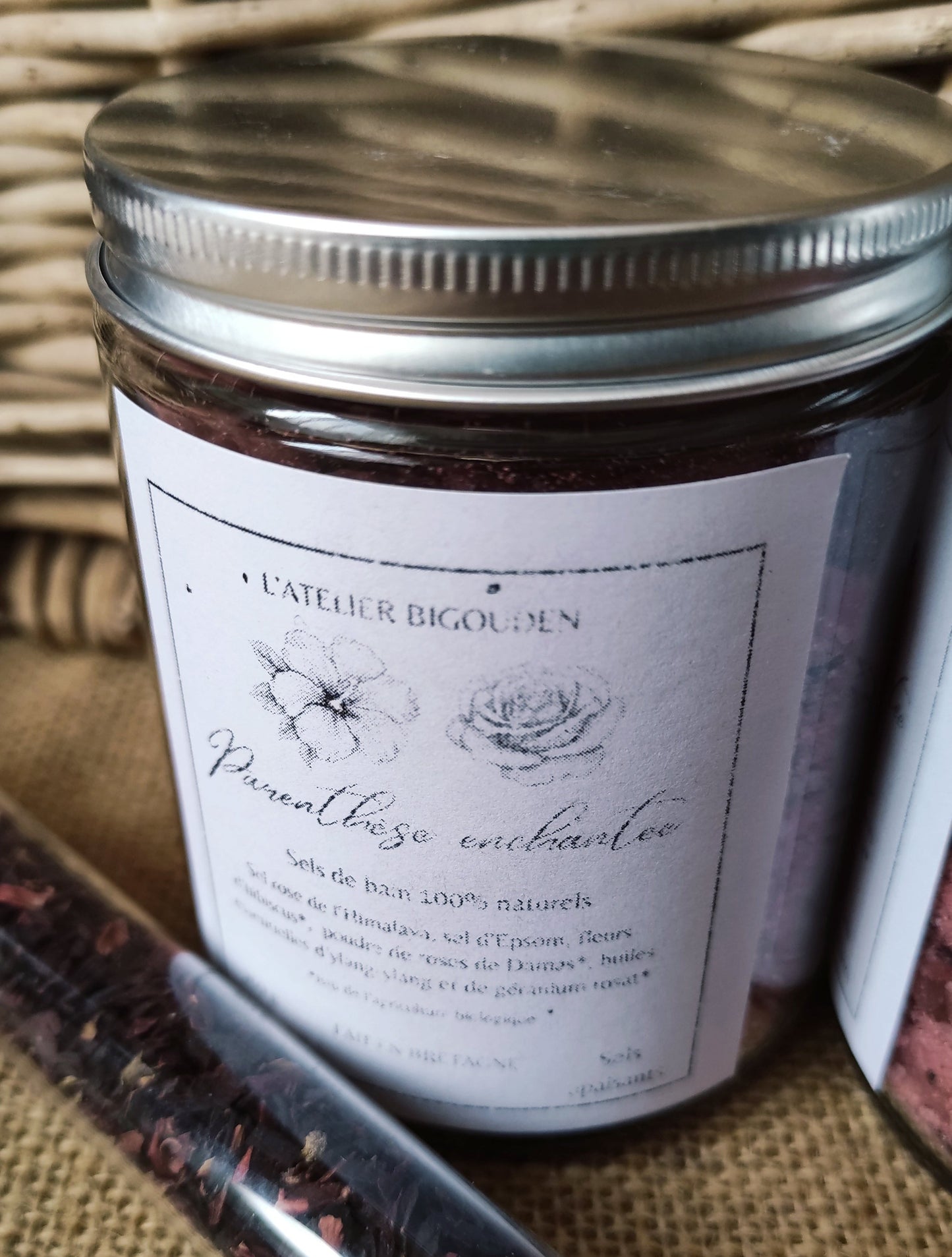 sels de bain rose et hibiscus dans leur pot en verre avec bouchon à vis en métal