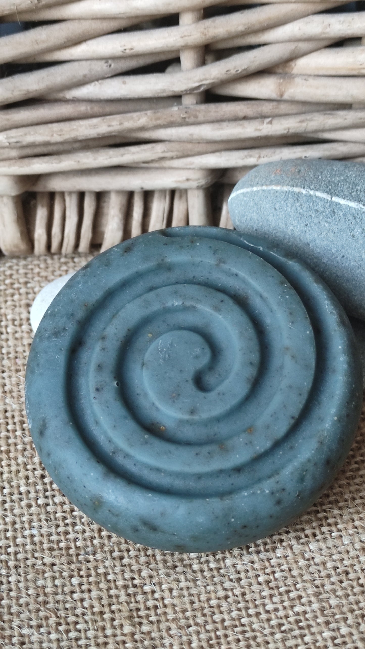 shampooing naturel bleu de forme ronde avec une spirale dessus