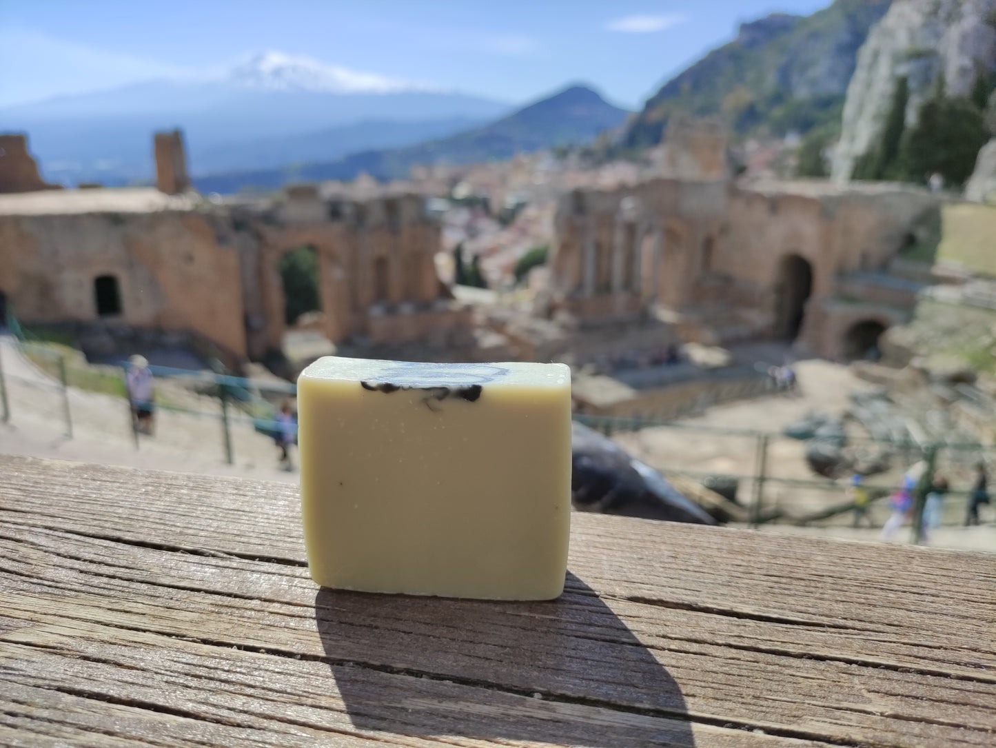 Savon saponifié à froid à l'huile de baies de laurier et à la lavande sur les marche de l'amphithéâtre de Taormine