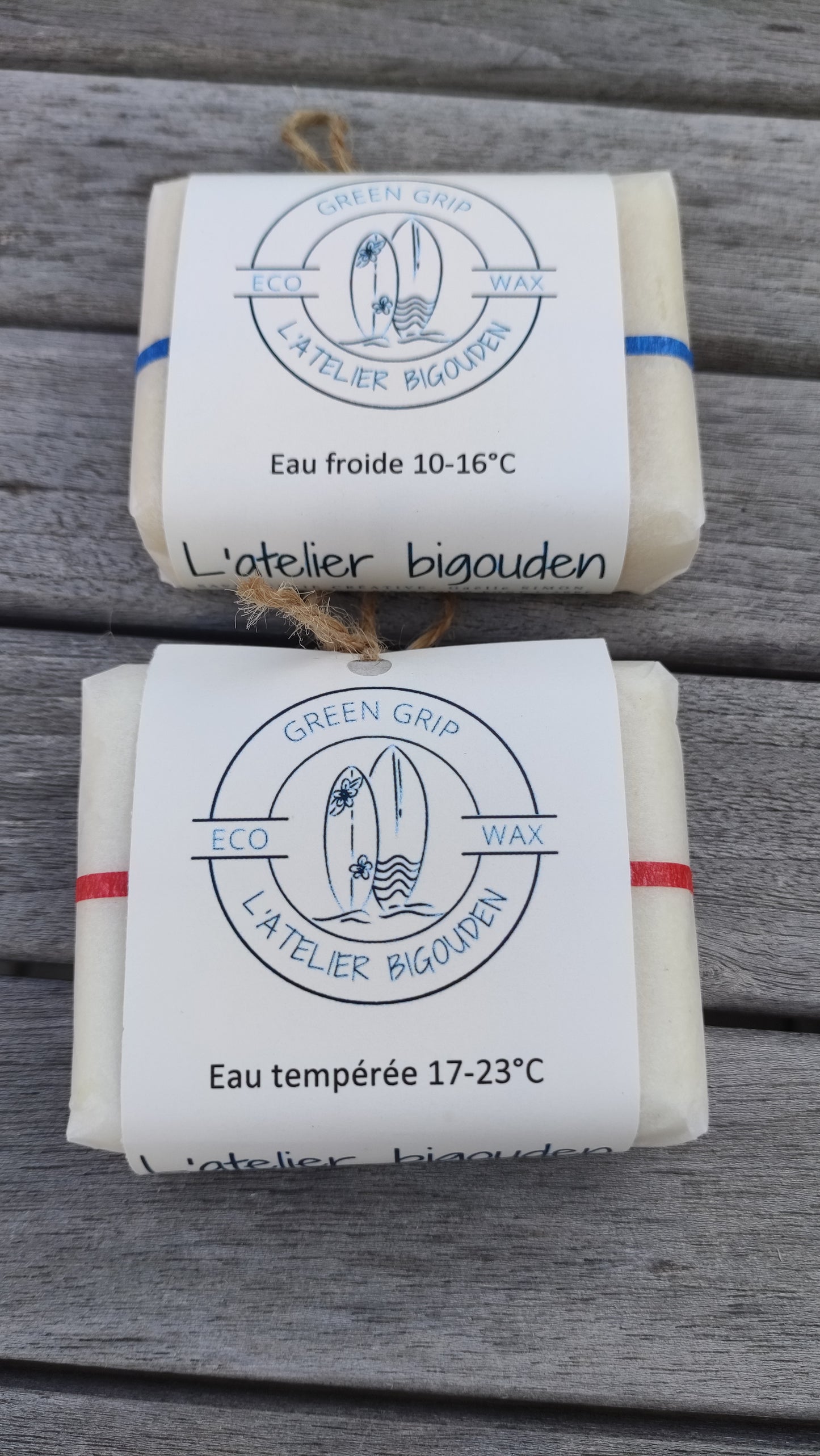 wax écologique pour planches de surf, fabriquée en Bretagne à base de cire d'abeille, d'huile de coco et de résine de pin