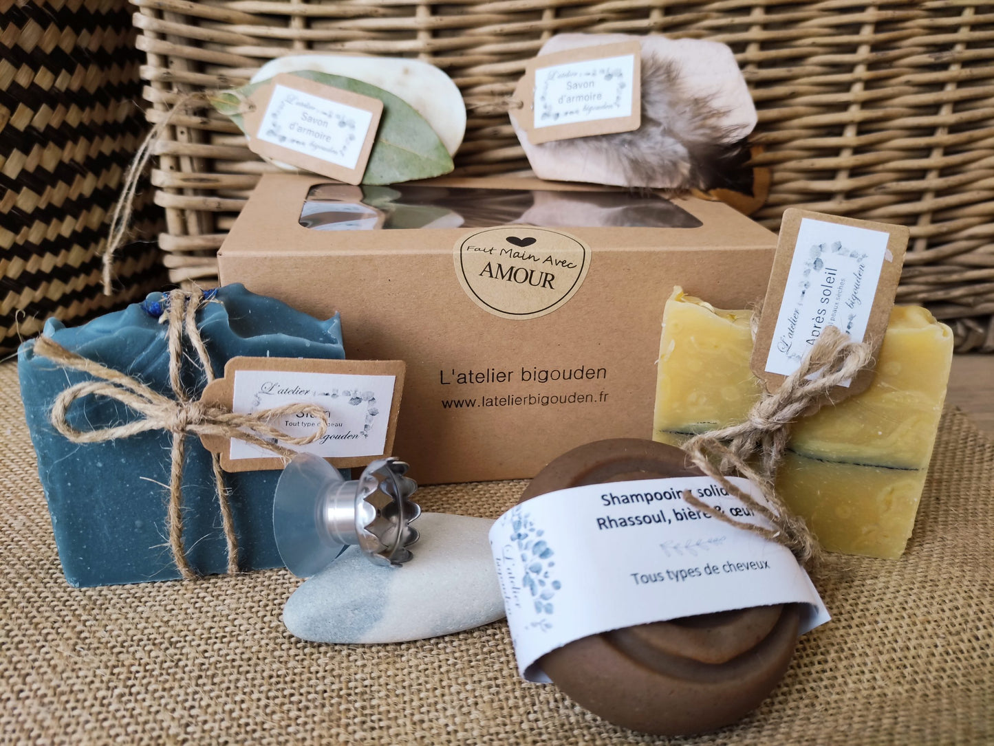 coffret de 3 savons et 1 shampooing solide saponifiés à froid et une éponge végétale de konjac pour nettoyer le visage - le coffret peut être personnalisé
