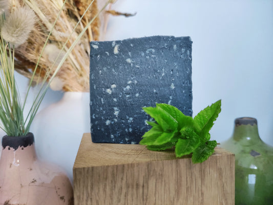 Savon naturel saponifié à froid purifiant au charbon actif, à l'huile de nigelle et huile essentielle d'arbre à thé