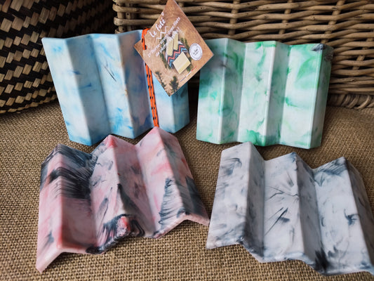 porte-savon en filet de pêche recyclé. forme en zig-zag avec les 4 couleurs existantes : rose, bleu, vert, gris