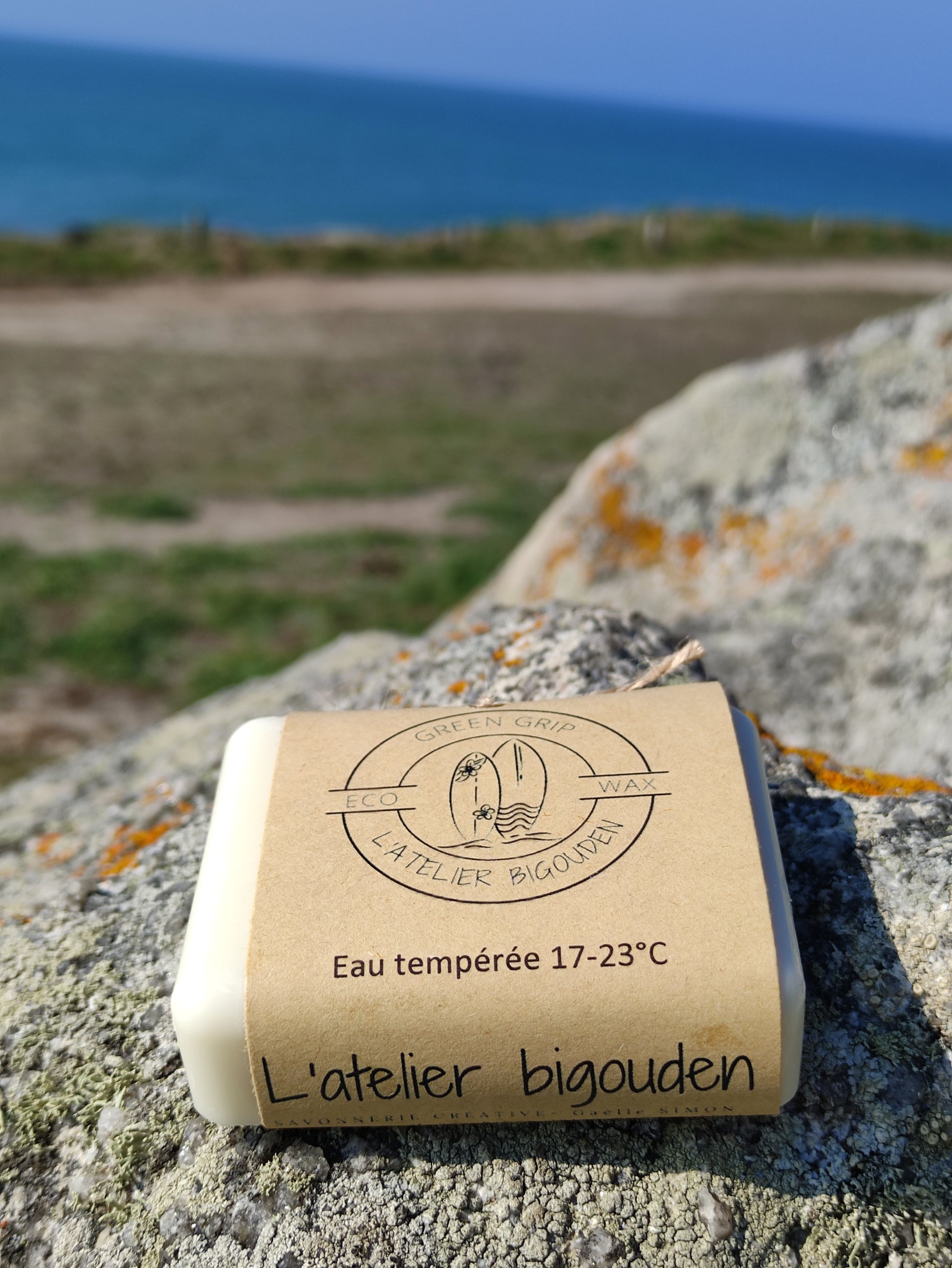 wax écologique pour planches de surf, fabriquée en Bretagne à base de cire d'abeille, d'huile de coco et de résine de pin