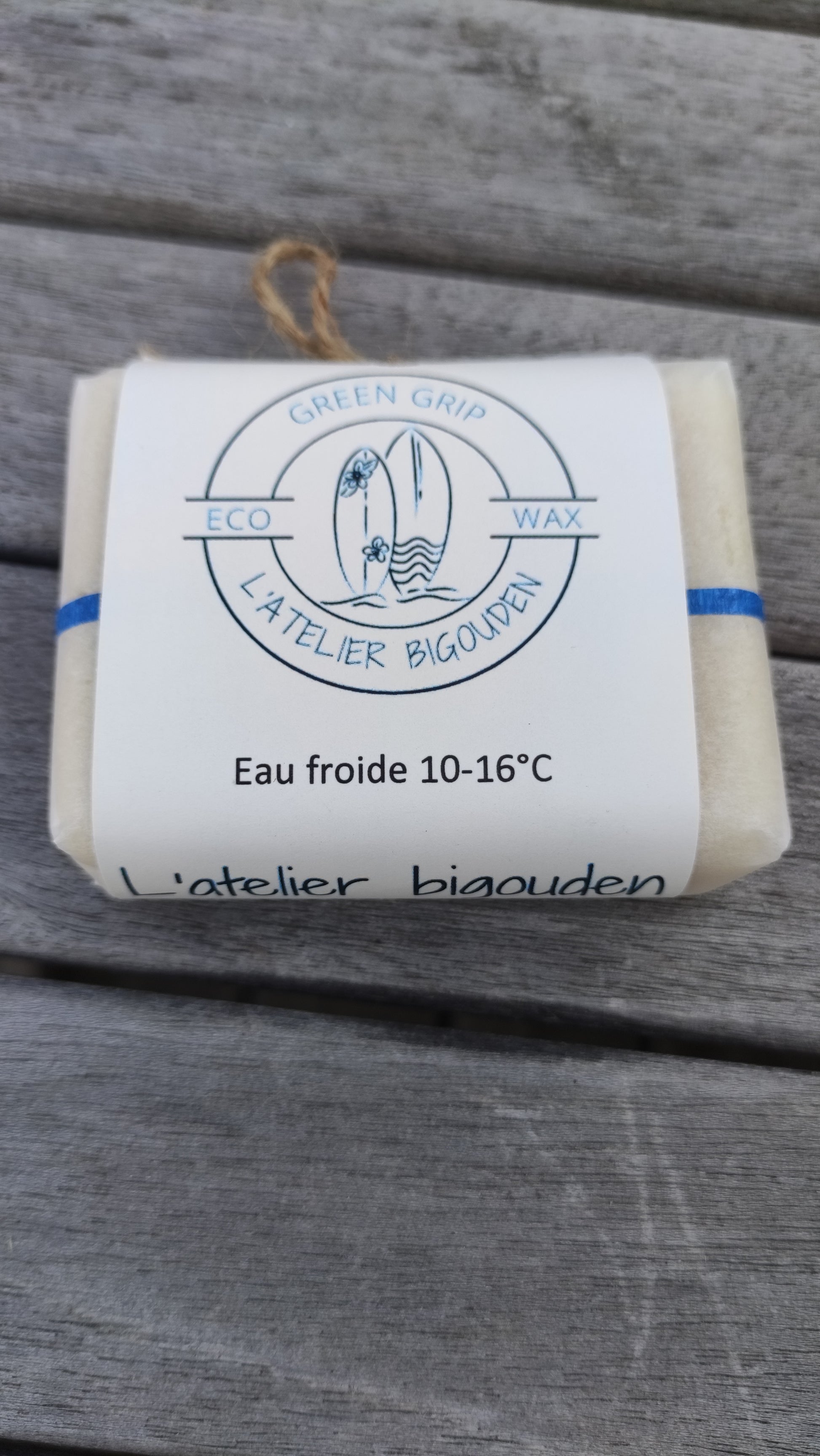 wax écologique pour planches de surf, fabriquée en Bretagne à base de cire d'abeille, d'huile de coco et de résine de pin