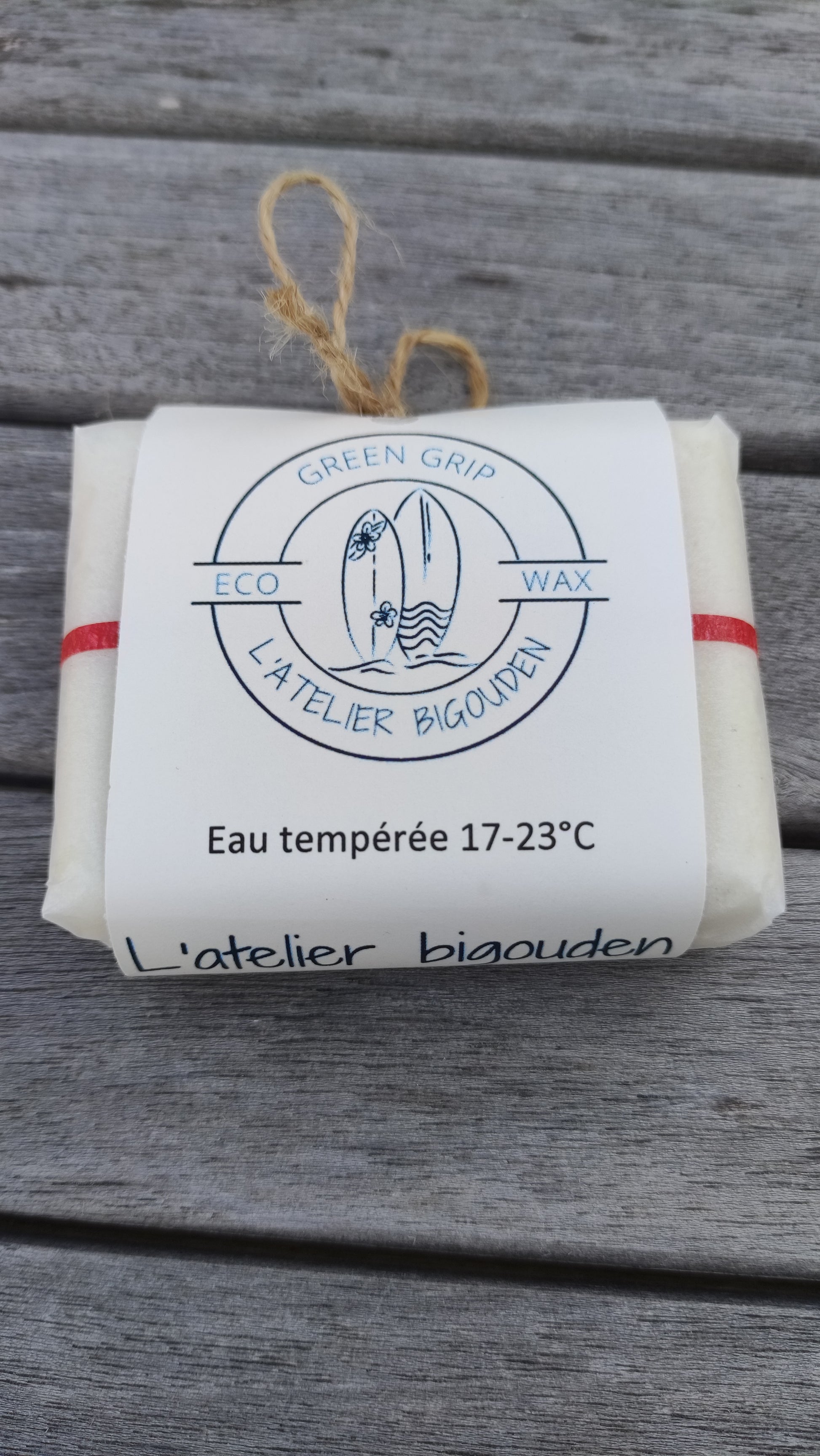 wax écologique pour planches de surf, fabriquée en Bretagne à base de cire d'abeille, d'huile de coco et de résine de pin