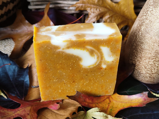 savon naturel saponifié à froid à l'huile de jojoba et au curcuma riche en antioxydants pour un effet bonne mine