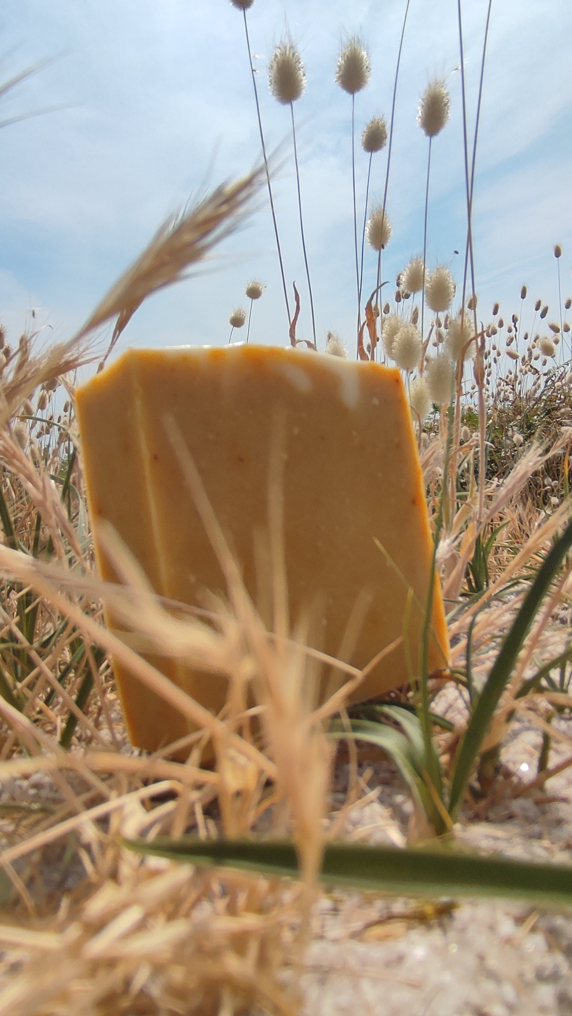 savon naturel saponifié à froid à l'huile de jojoba et au curcuma riche en antioxydants pour un effet bonne mine