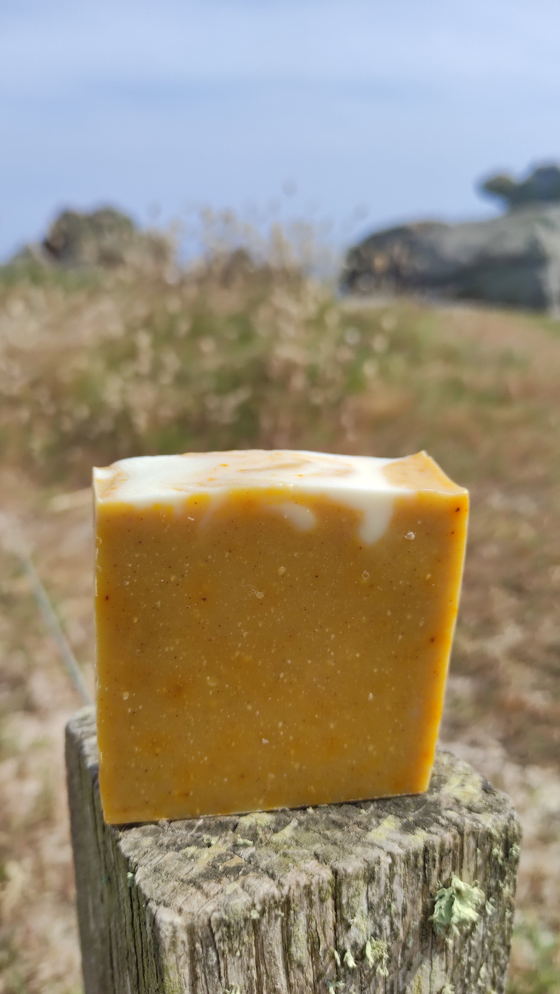 savon naturel saponifié à froid à l'huile de jojoba et au curcuma riche en antioxydants pour un effet bonne mine