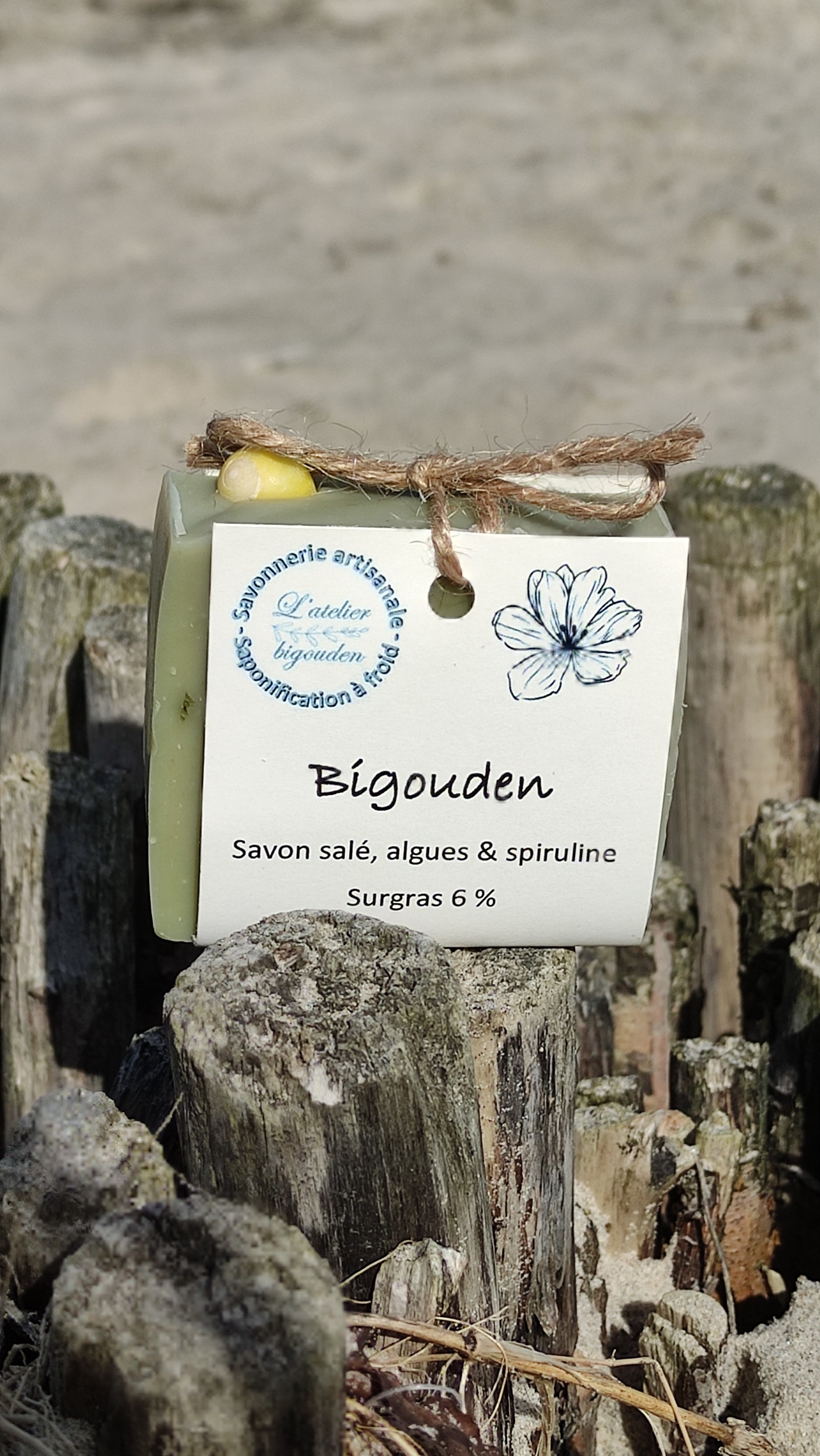 Savon naturel saponifié à froid au sel, aux algues et à la spiruline avec un coquillage sur le dessus. Il est très doux et son parfum est iodé.