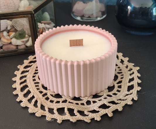 Bougie parfumée fleurs de coton dans un support rond strié rose en jesmonite, mèche en bois