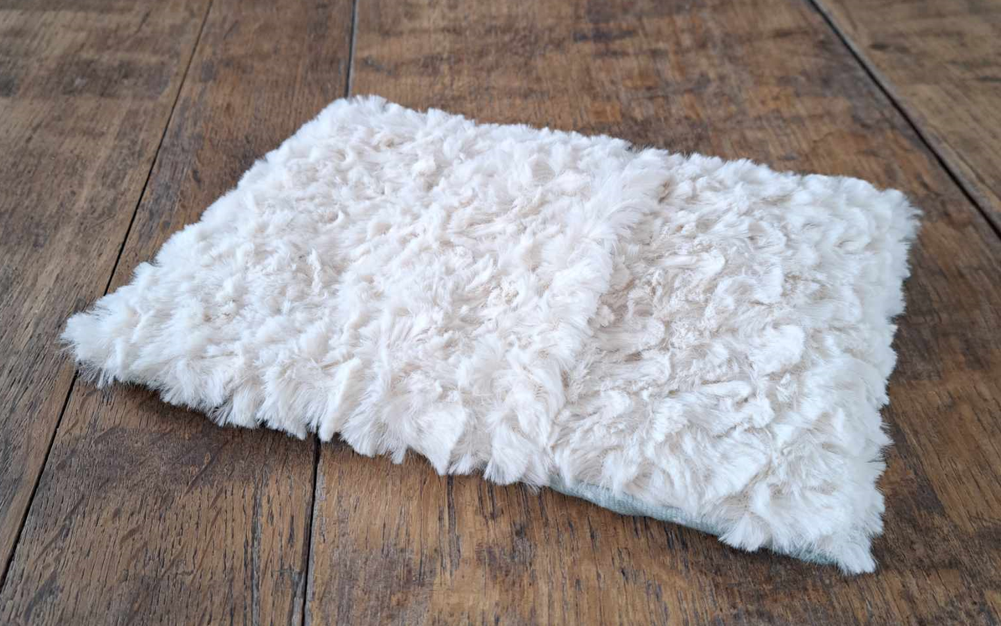 bouillote sèche aux noyaux de cerises, fabrication artisanale en Bretagne - housse toute douce et sachet en coton contenant les noyaux de cerises