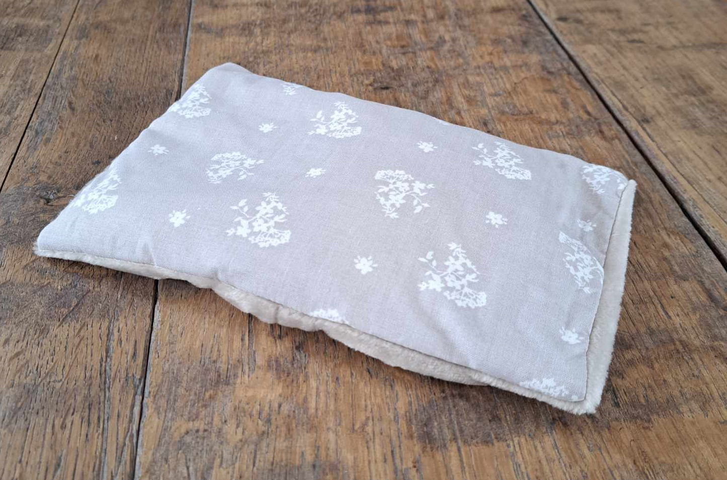 bouillote sèche aux noyaux de cerises, fabrication artisanale en Bretagne - housse toute douce et sachet en coton contenant les noyaux de cerises