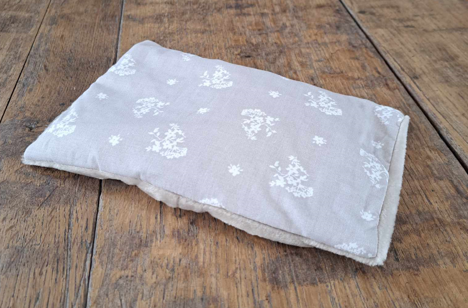 bouillote sèche aux noyaux de cerises, fabrication artisanale en Bretagne - housse toute douce et sachet en coton contenant les noyaux de cerises