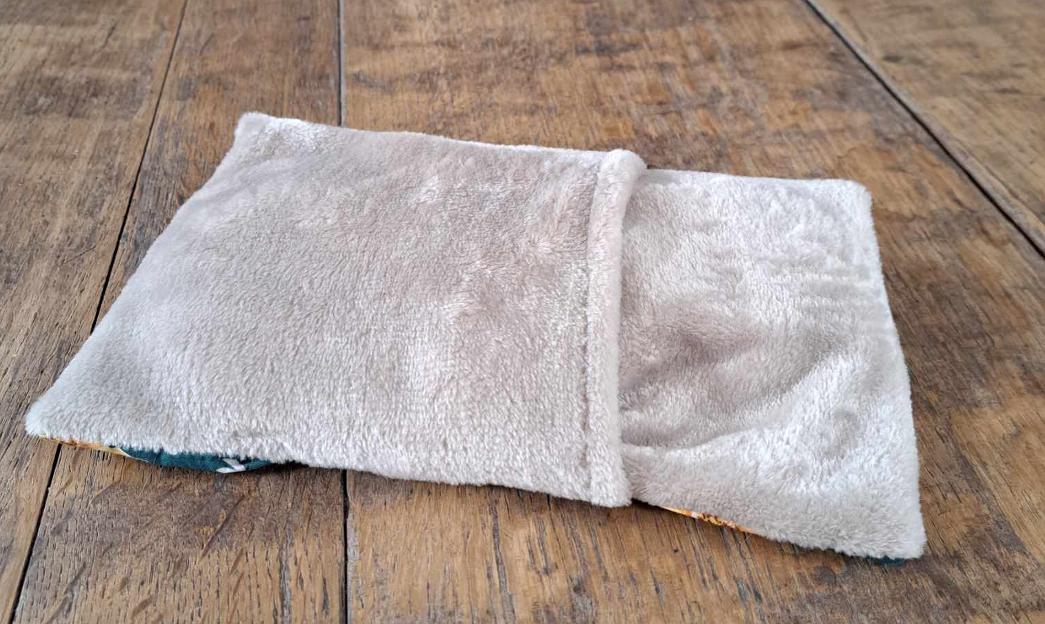 bouillote sèche aux noyaux de cerises, fabrication artisanale en Bretagne - housse toute douce et sachet en coton contenant les noyaux de cerises