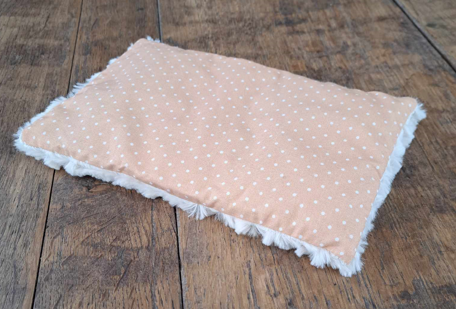 bouillote sèche aux noyaux de cerises, fabrication artisanale en Bretagne - housse toute douce et sachet en coton contenant les noyaux de cerises