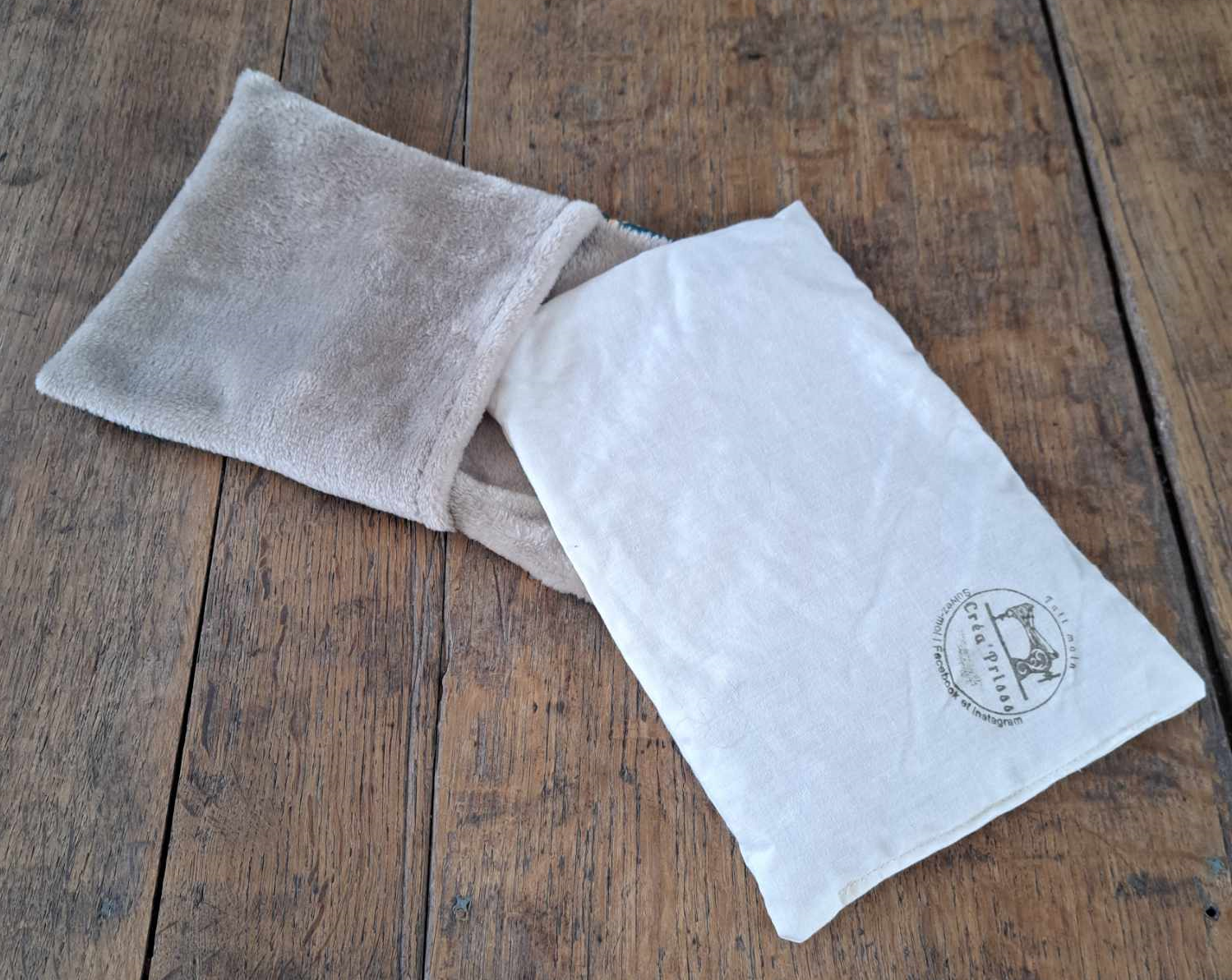 bouillote sèche aux noyaux de cerises, fabrication artisanale en Bretagne - housse toute douce et sachet en coton contenant les noyaux de cerises