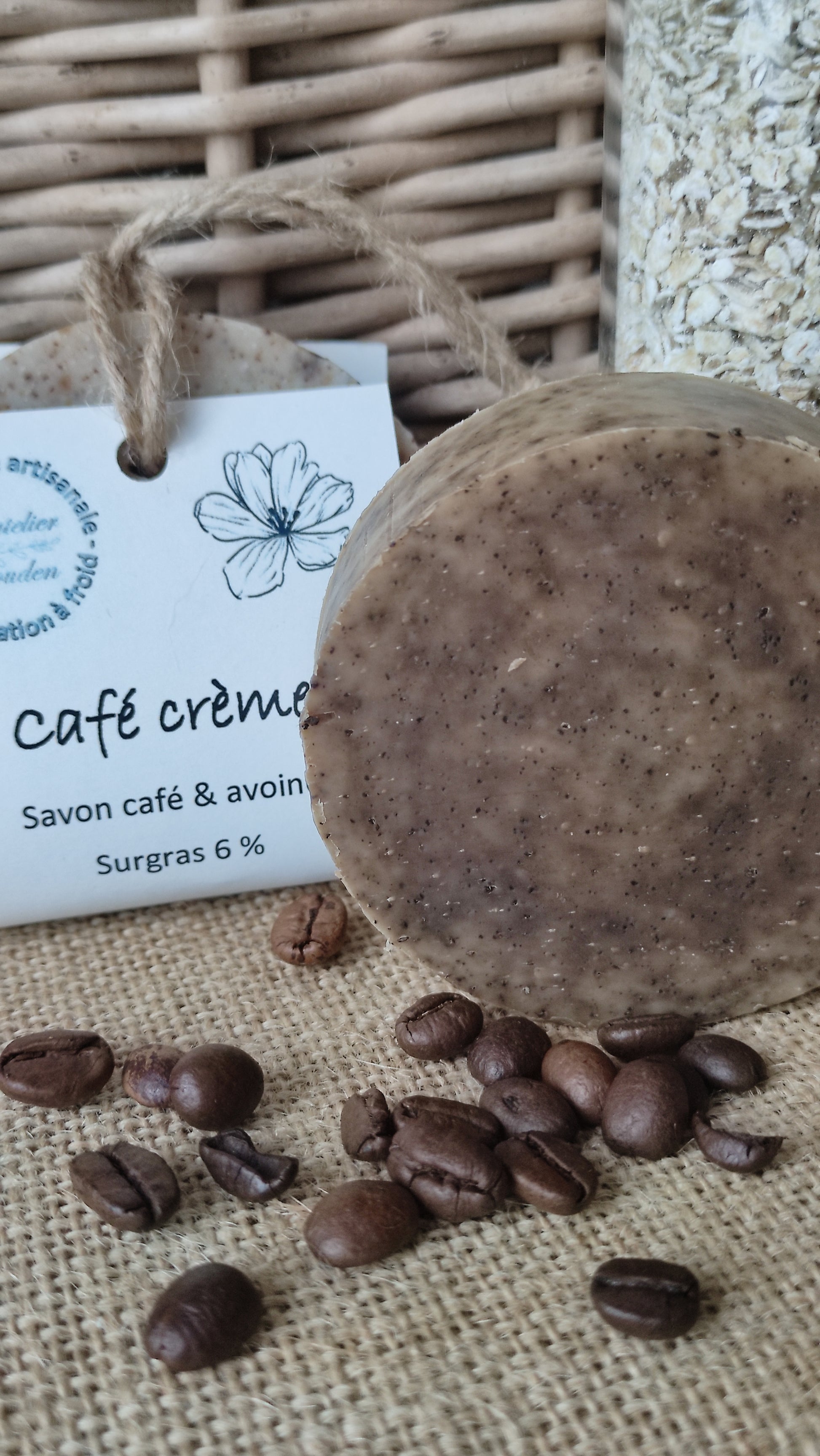 savon naturel exfoliant pour le corps saponifié à froid au lait d'avoine et au café drainant