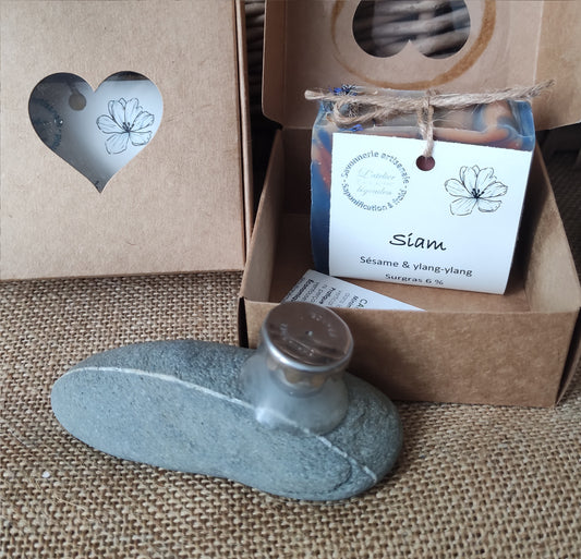 coffret composé d'un savon saponifié à froid et d'un porte-savon magnétique de fabrication française qui laissera sécher vos savons correctement pour une utilisation plus durable