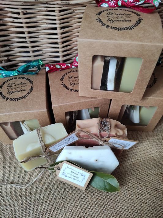 coffret composé de deux savons saponifiés à froid et d'un savon d'armoire pour parfumer vos penderies ou armoire, idéal pour un cadeau