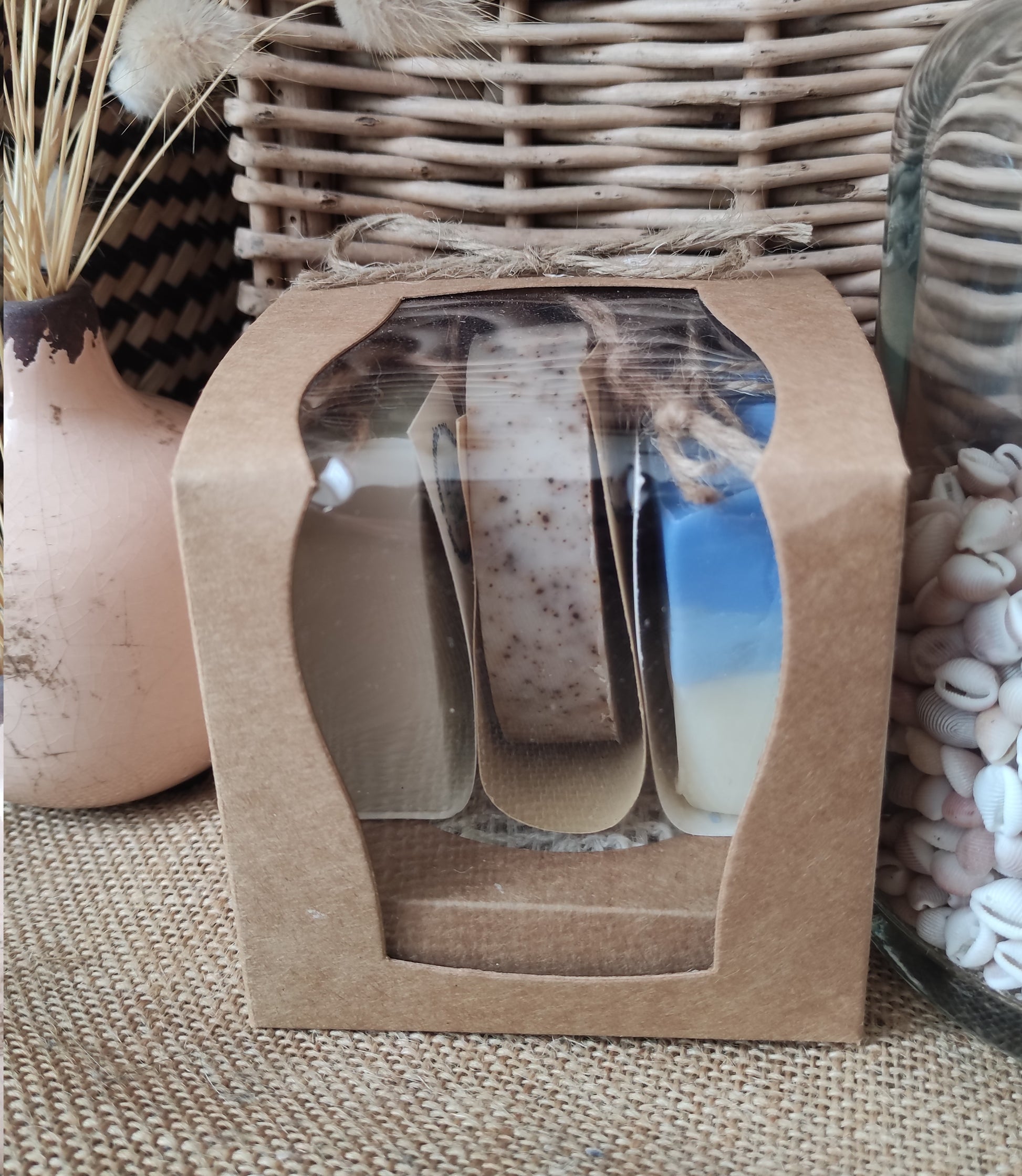 coffret de 3 savons saponifiés à froid et un sac à savon en sisal, parfait pour un cadeau