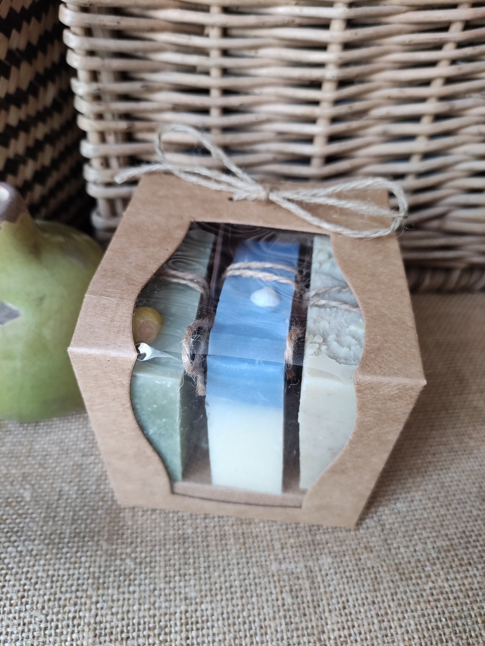 coffret de 3 savons saponifiés à froid et un sac à savon en sisal, idéal pour découvrir nos savons
