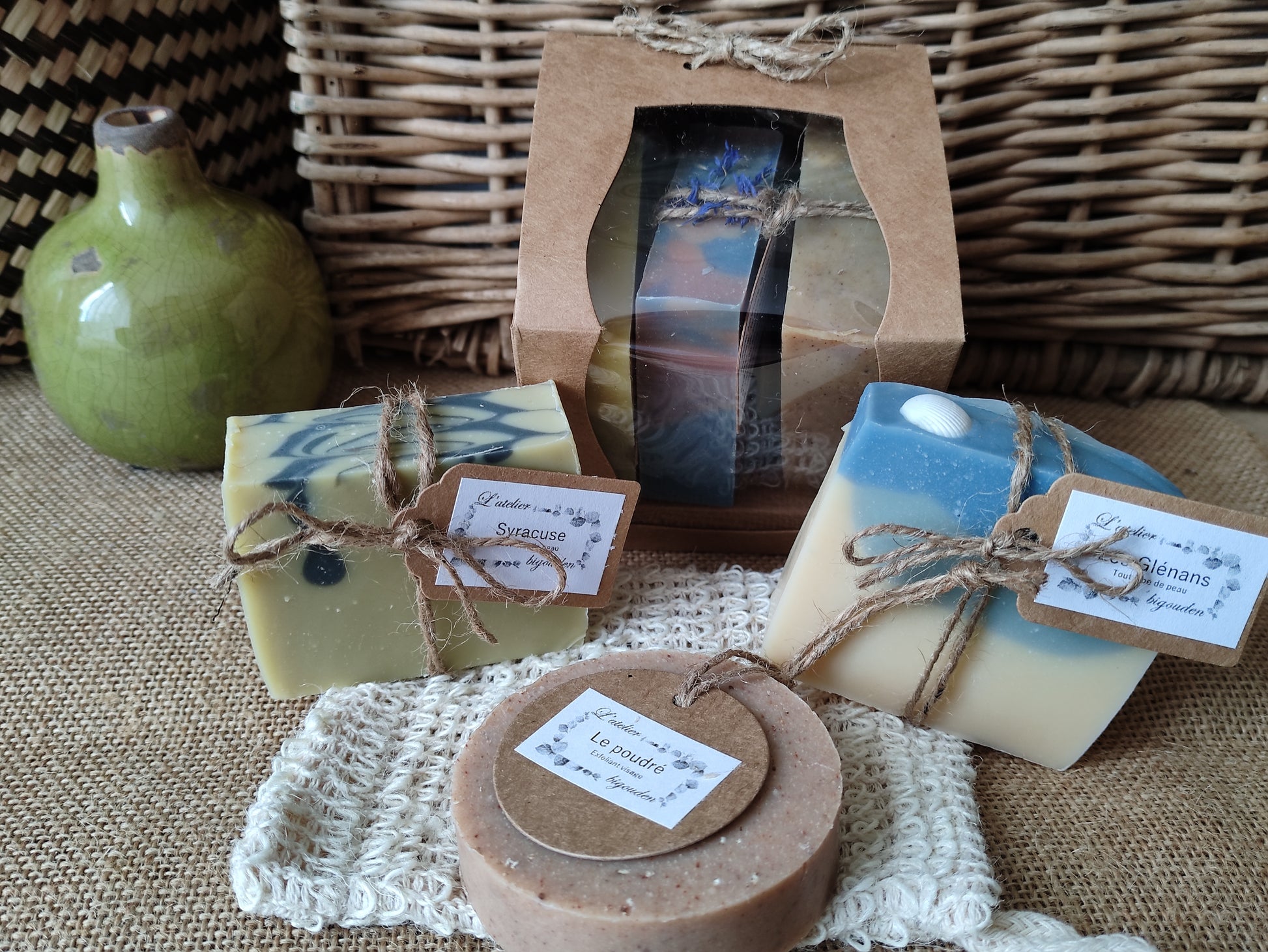 coffret de 3 savons saponifiés à froid et un sac à savon en sisal pour utiliser vos savons jusqu'au bout