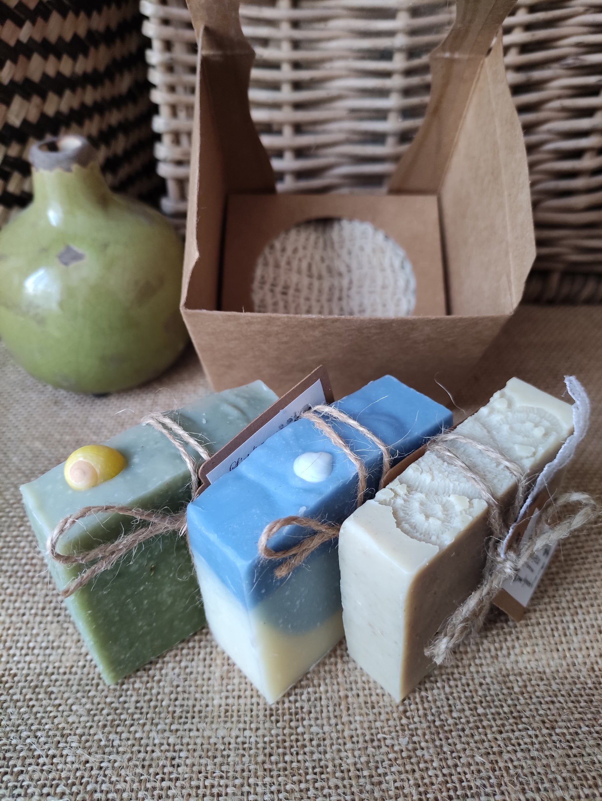 coffret de 3 savons saponifiés à froid et un sac à savon en sisal, coffret personnalisable