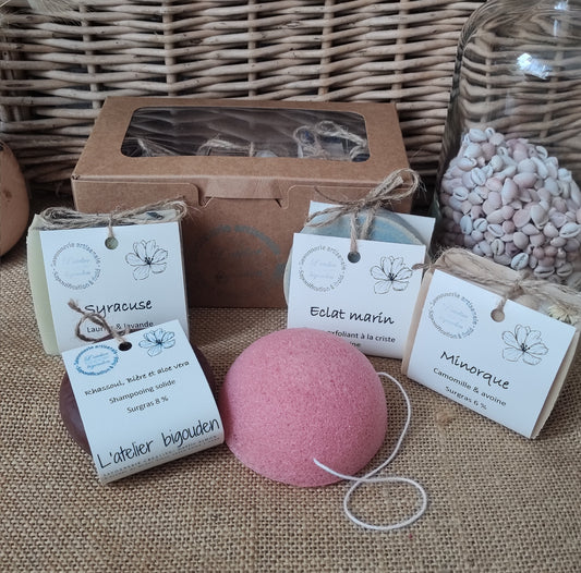 coffret de 3 savons et 1 shampooing solide saponifiés à froid et une éponge végétale de konjac pour nettoyer le visage