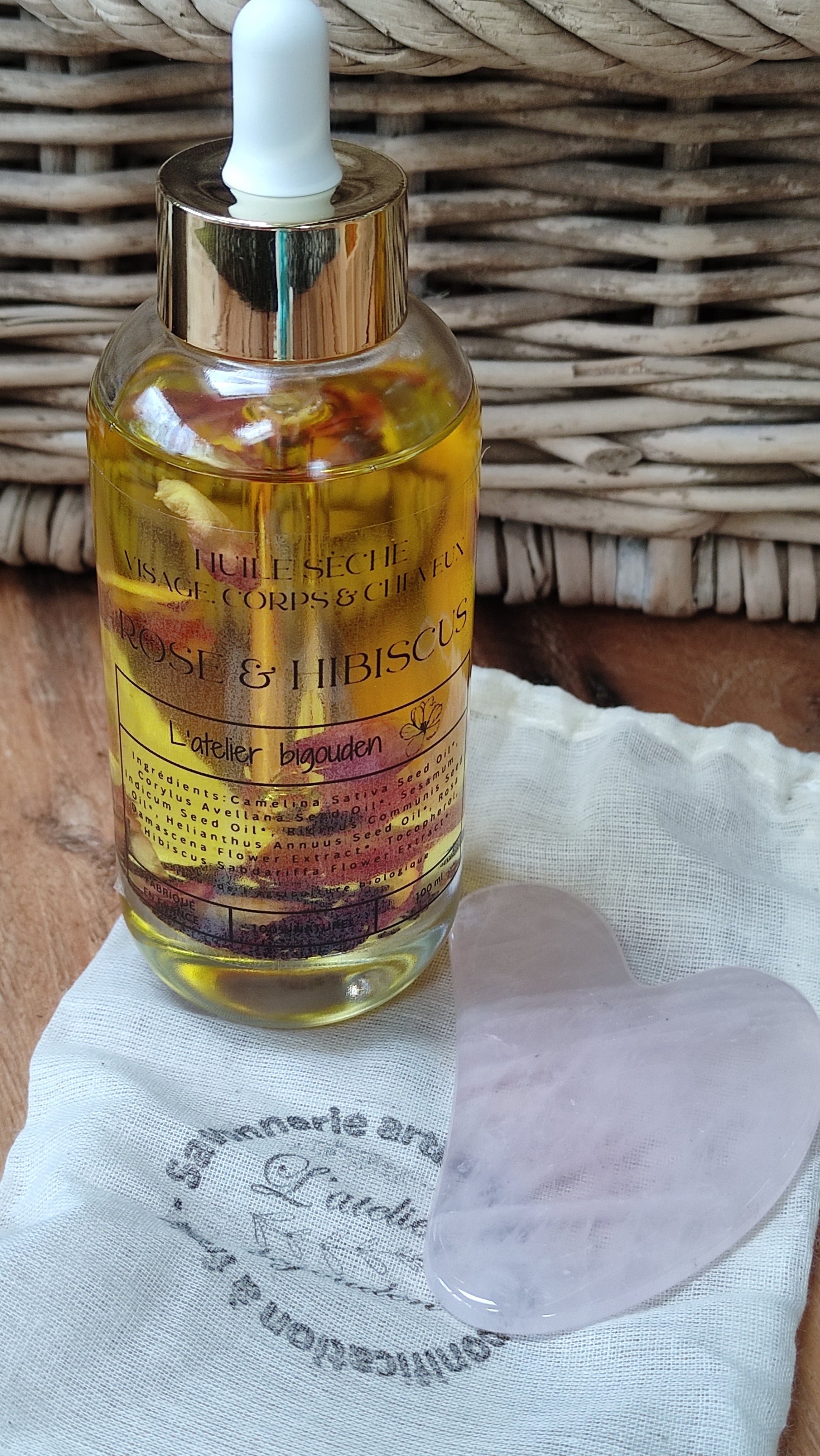 coffret comprenant une huile sèche visage, corps et cheveux de 50 mL et d'un gua sha en pierre pour le massage du visage