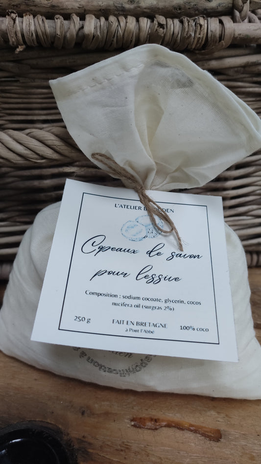 Copeaux de savons présentés dans un sachet en tissu noué avec une ficelle de chanvre, emballage écologique