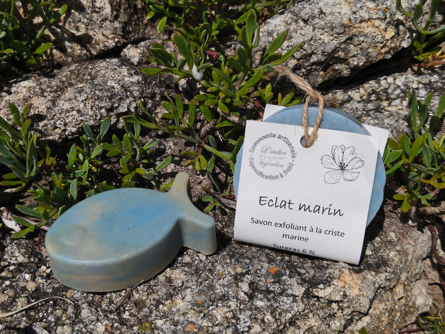 savon exfoliant à la criste marine avec sa ficelle de chanvre pour le suspendre