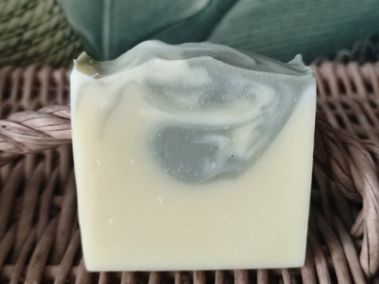 savon couleur crème avec marbrures vertes sur panier en osier ancien