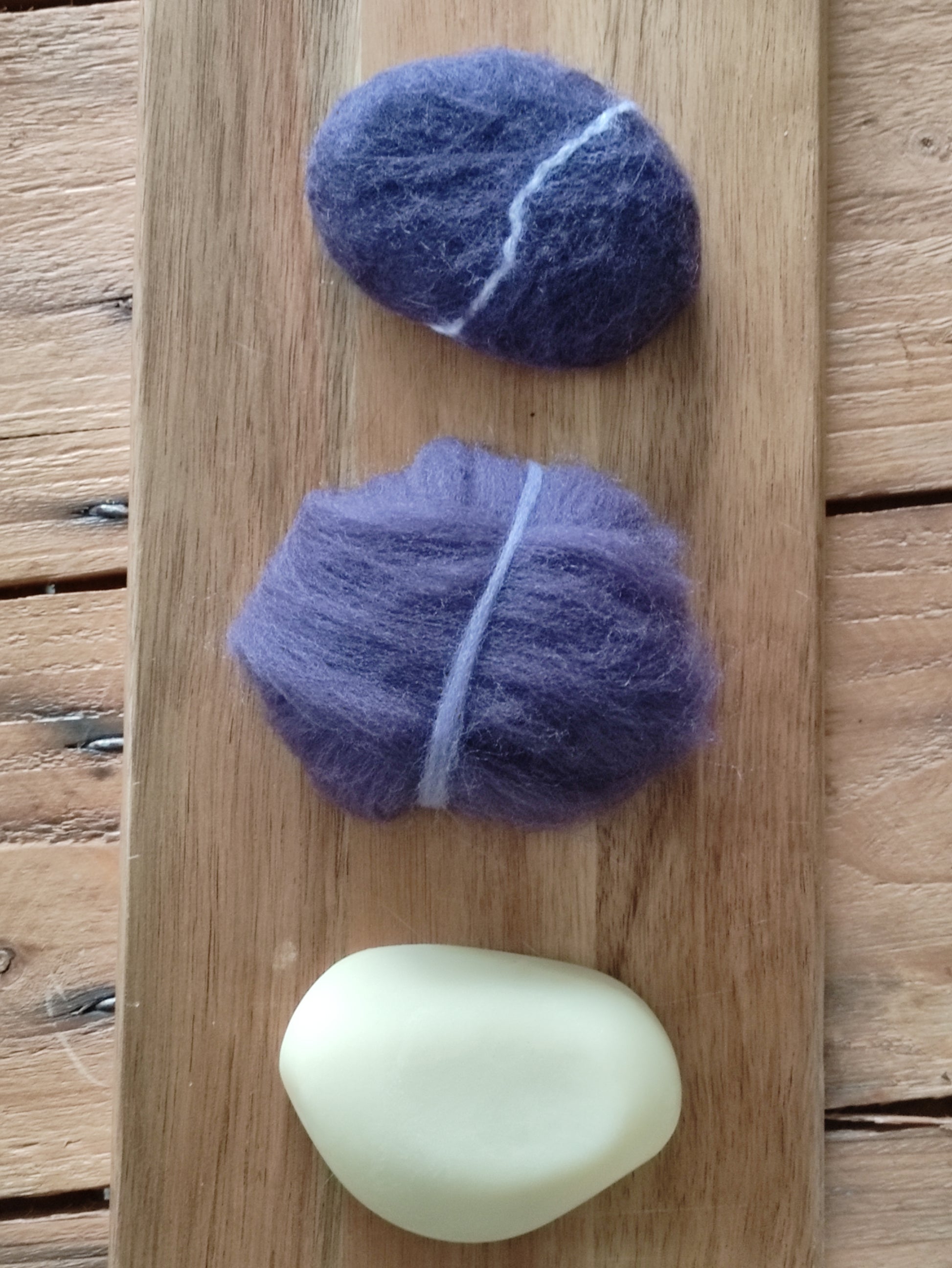 3 savons montrant les étapes de la fabrication d'un savon feutré en forme de galet