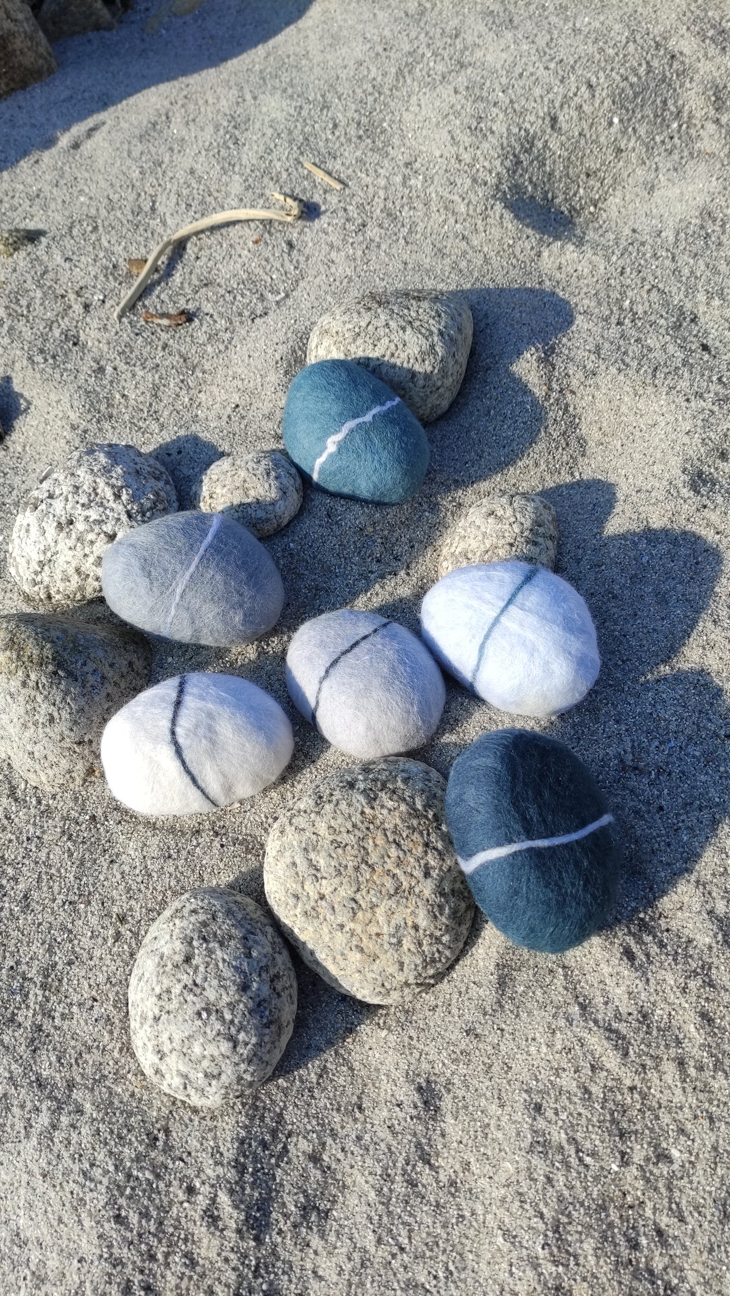 savon saponifié à froid, savon en laine feutrée imitant des galets posés sur la plage
