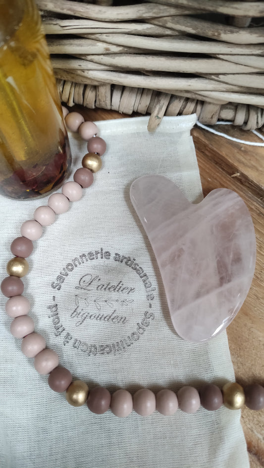 pierre plate de quartz rose en forme de coeur 