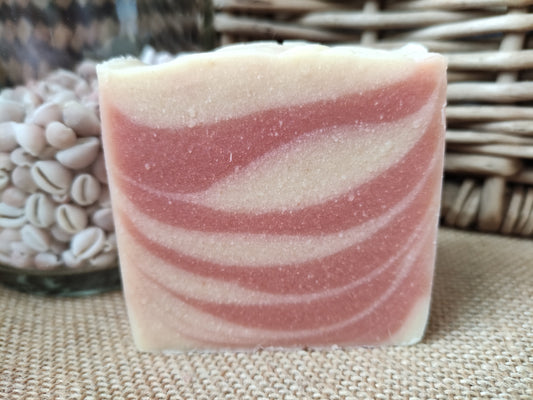 savon surgras saponifié à froid au lait d’ânesse. Il est strié rose et blanc 