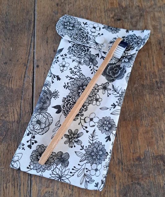 pochette de transport pour brosse à dent et dentifrice présentée avec une brosse à dent 