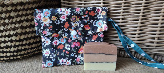 pochette imperméable de transport pour les savons présentée avec un savon saponifié à froid