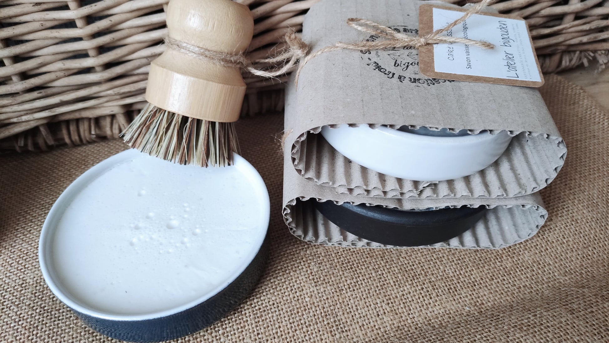 produit vaisselle solide à base d'huile de coco saponifiée à froid. Il est coulé dans un support en céramique chiné