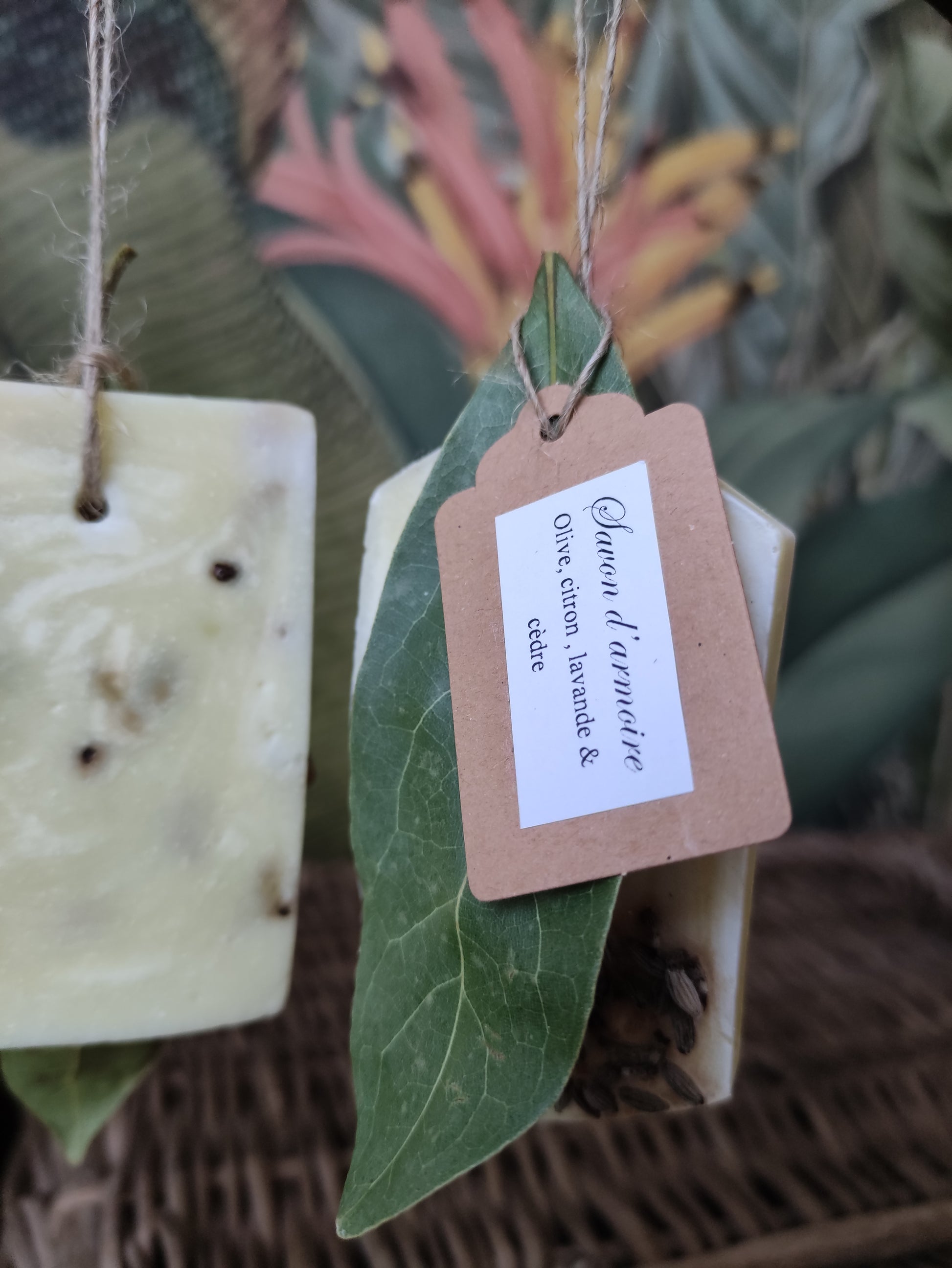 Savon saponifié à froid pour parfumer armoires et penderie. Savon à suspendre de forme hexagonale, rectangle ou ovale avec des fleurs de lavande à l'intérieur et une feuille de laurier associée