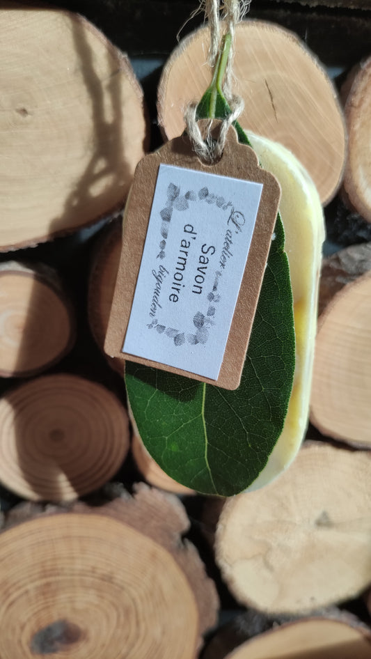 Savon saponifié à froid pour parfumer armoires et penderie. Savon à suspendre de forme hexagonale, rectangle ou ovale avec des fleurs de lavande à l'intérieur et une feuille de laurier associée