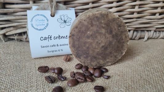 savon naturel exfoliant pour le corps saponifié à froid au lait d'avoine et au café drainant