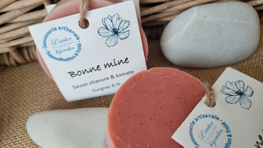 Savon naturel saponifié à froid, exfoliant doux visage enrichi à l'huile de chanvre et de pépins de tomate