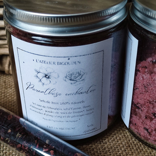 sels de bain rose et hibiscus dans leur pot en verre avec bouchon à vis en métal