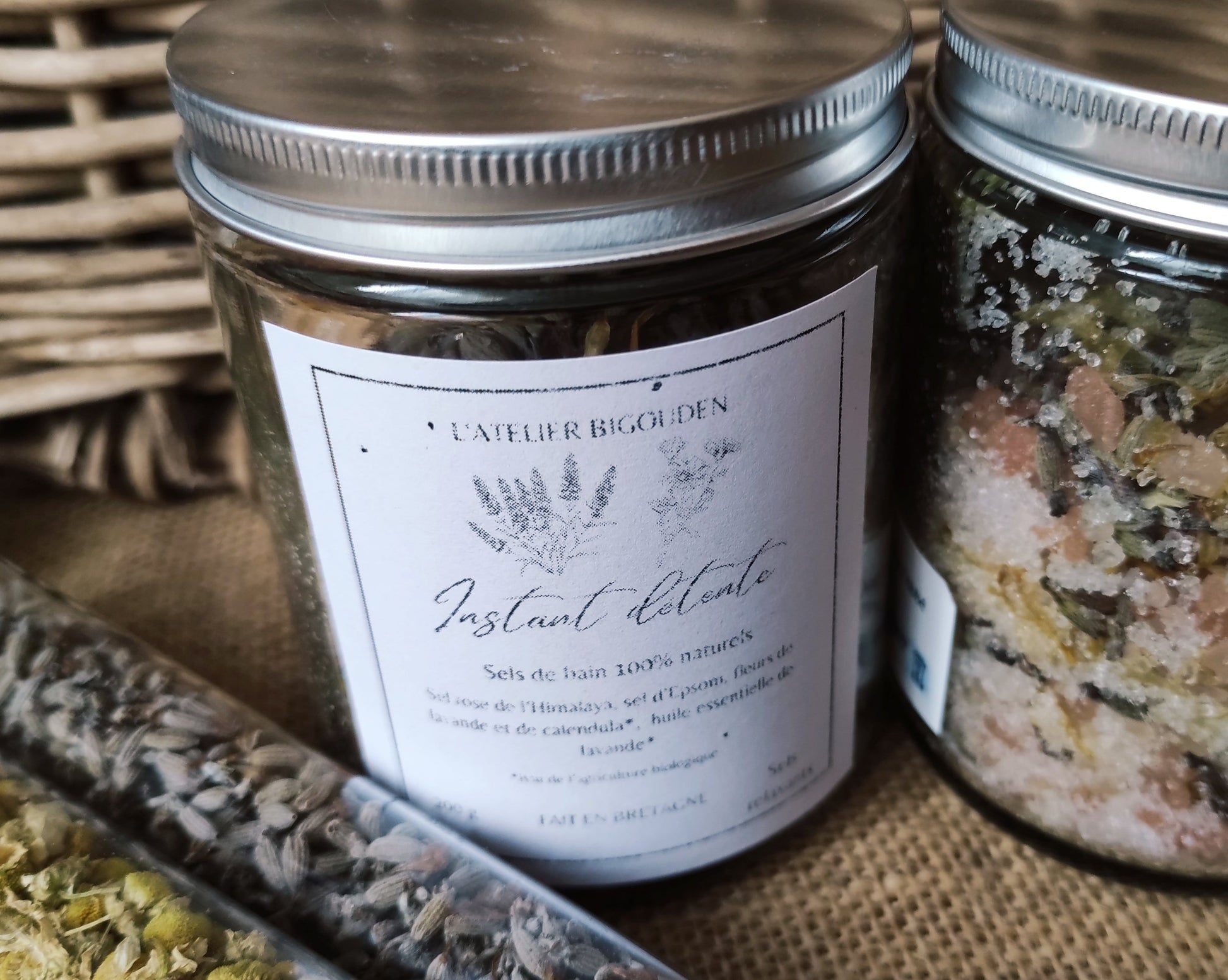 Sels de bain lavande et calendula dans leur pot en verre avec bouchon métallique à visser