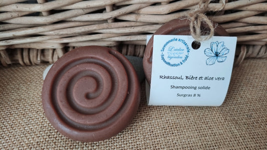shampooing naturel de forme ronde avec une spirale dessus 