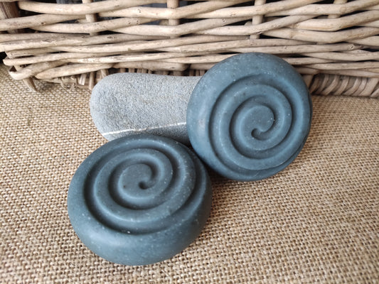 shampooing naturel bleu de forme ronde avec une spirale dessus 