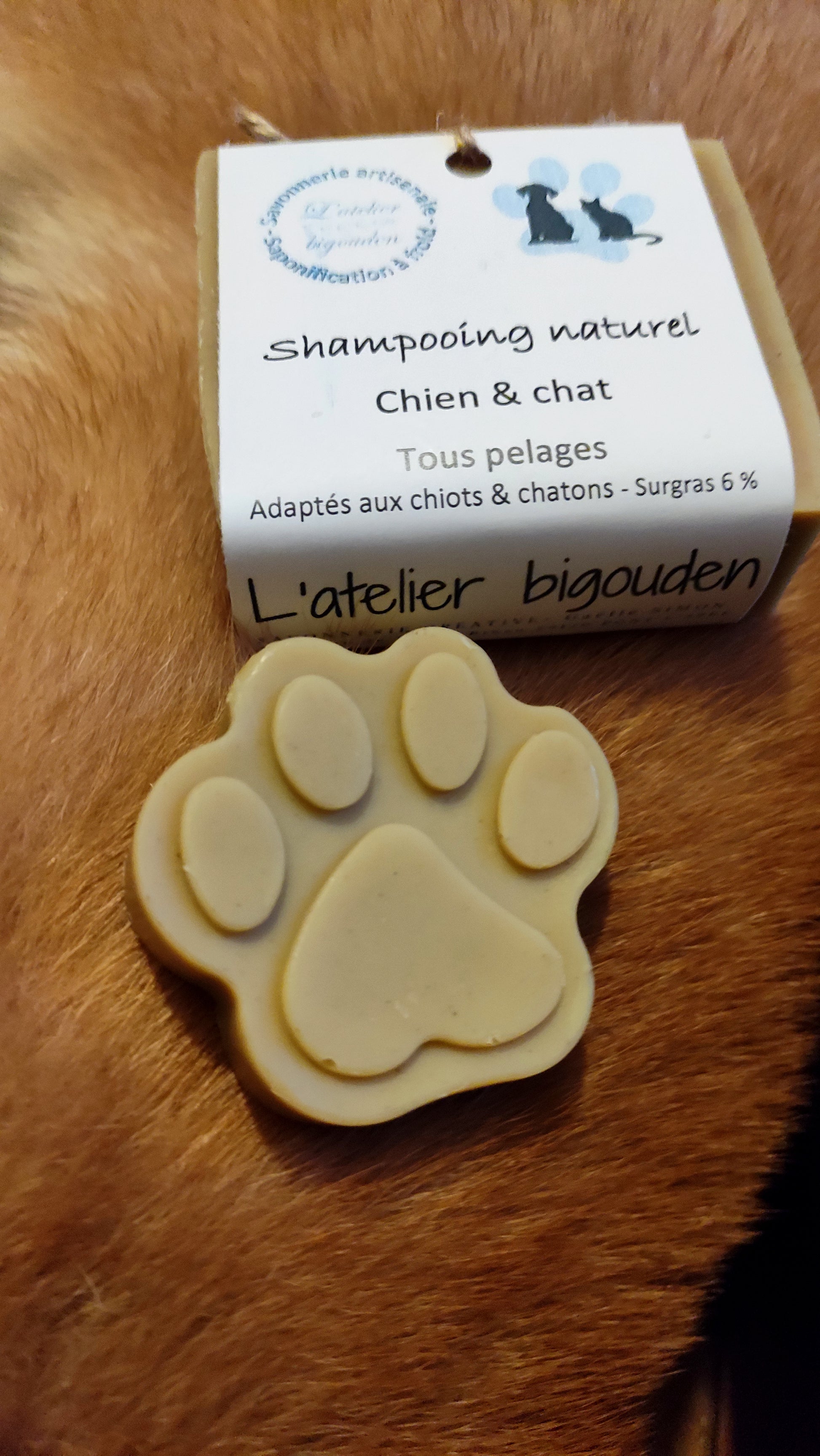 Shampooing solide saponifié à froid pour chien et chat, en forme d'empreinte de patte